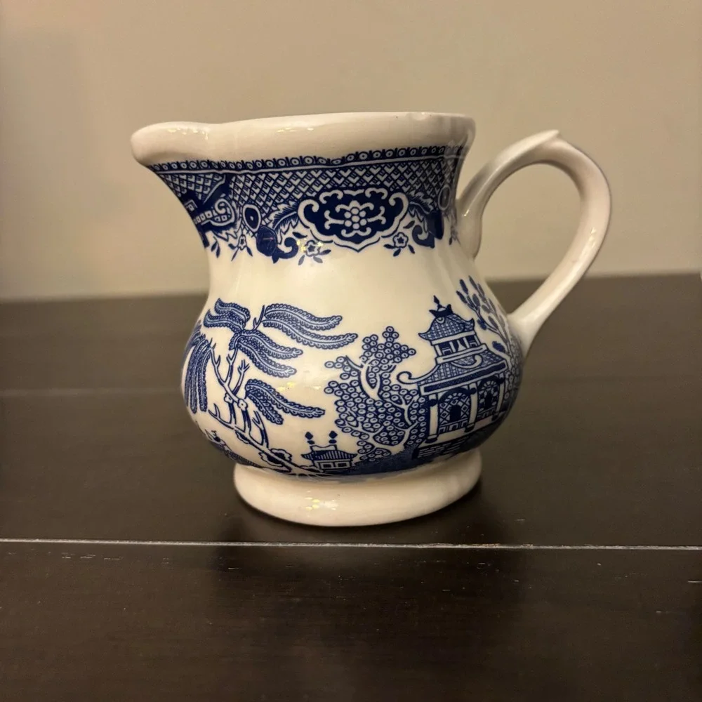 Churchill England | Blue Willow | Creamer & Lidded Sugar Bowl Set | small flaw